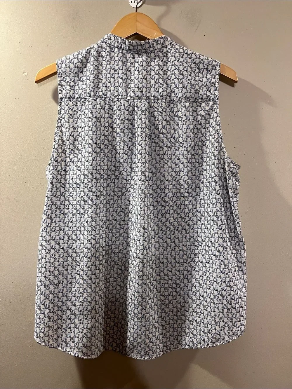 J. Jill Sleeveless Button-Front Blouse in Light Blue and White